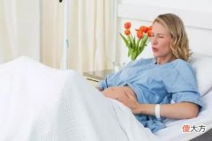 孕妇分娩时胎儿在做什么？妈妈不是一个人战斗，宝宝的行为很暖心