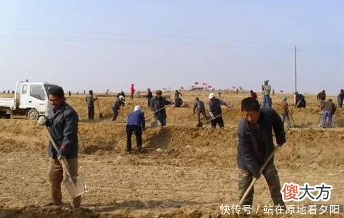 黄河发现透明棺材，看到的人都望而止步，村民：里面有东西动
