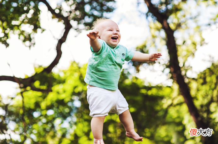 宝宝走得早不是好事,把握这个时间学步走得稳智商高,附学步贴上
