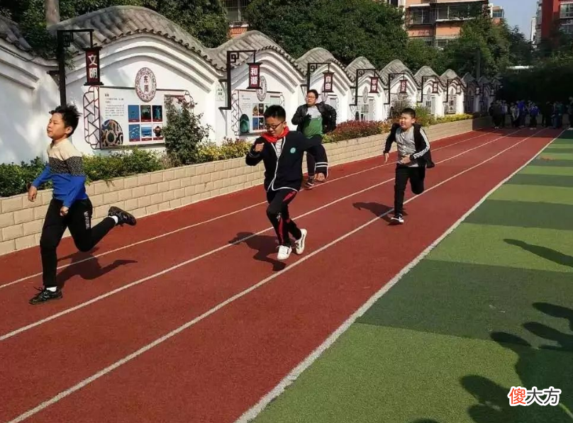 学生青春期叛逆，父母不要着急惩罚，最好多跟孩子进行交流