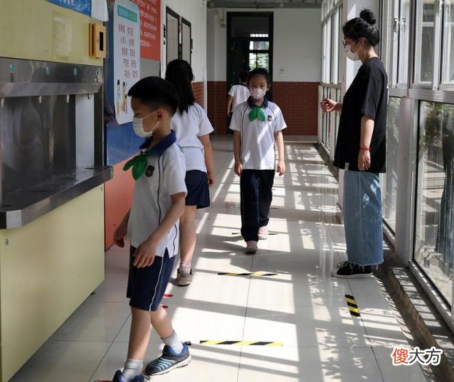 学生青春期叛逆，父母不要着急惩罚，最好多跟孩子进行交流