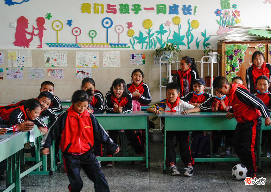 学生青春期叛逆，父母不要着急惩罚，最好多跟孩子进行交流