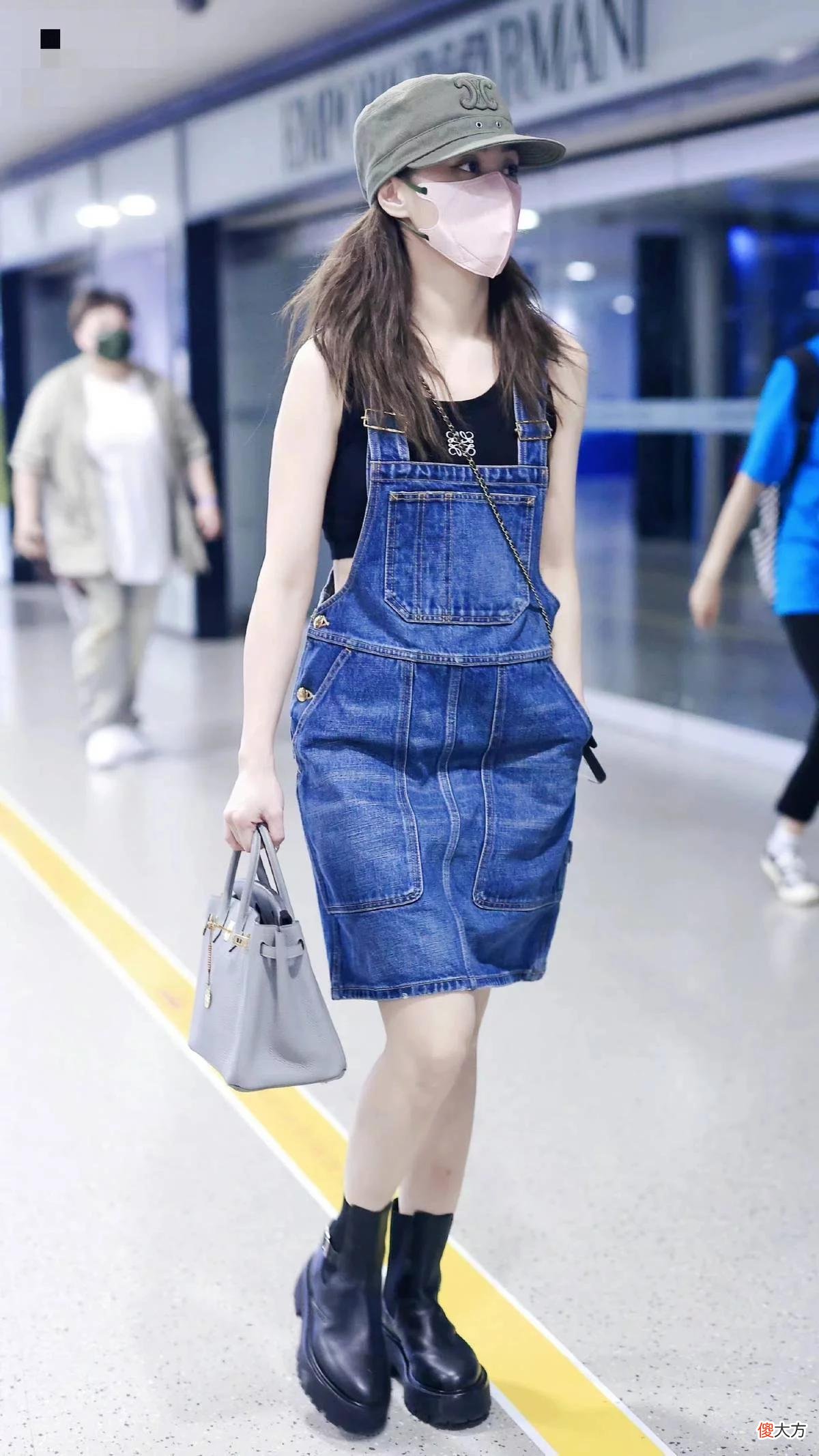 【时尚一点】阿娇瘦20斤后好自信，背带裤里穿露脐装，腿似麻杆像精修