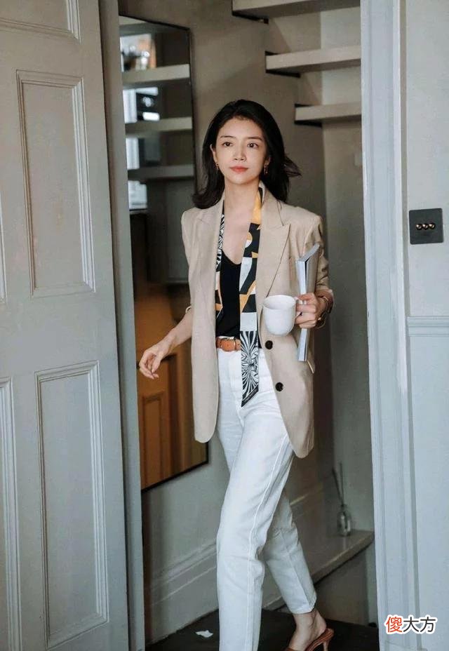 【就爱时尚】真正有气质的女人,穿西装不会配小黑裤,这样搭才端庄优雅