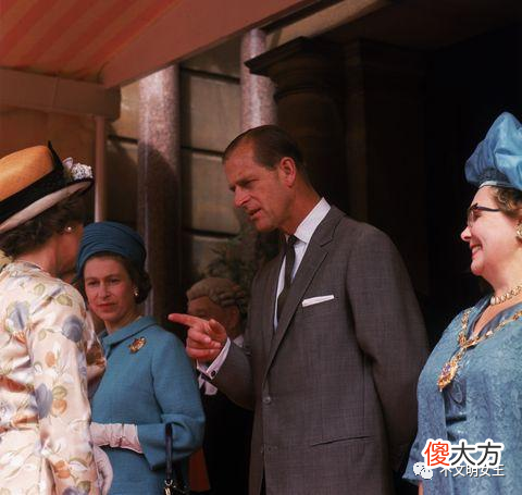 【就爱时尚】56年前，“王的男人”送女王红宝胸针，她有无数珠宝，唯这件是最爱