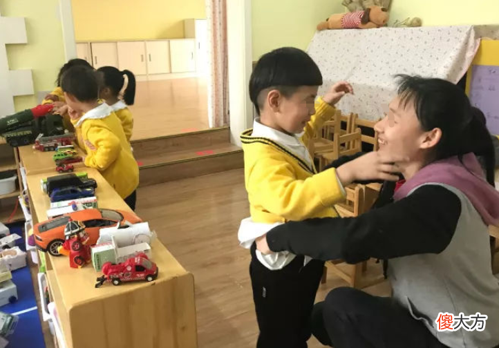 幼儿园的娃就想“谈婚论嫁”？父母别着急，可用3个方法引导