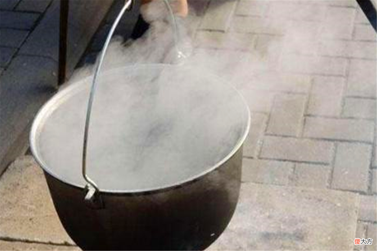 古代女人生孩子，要一盆盆的“烧热水”，热水的真正作用是什么？