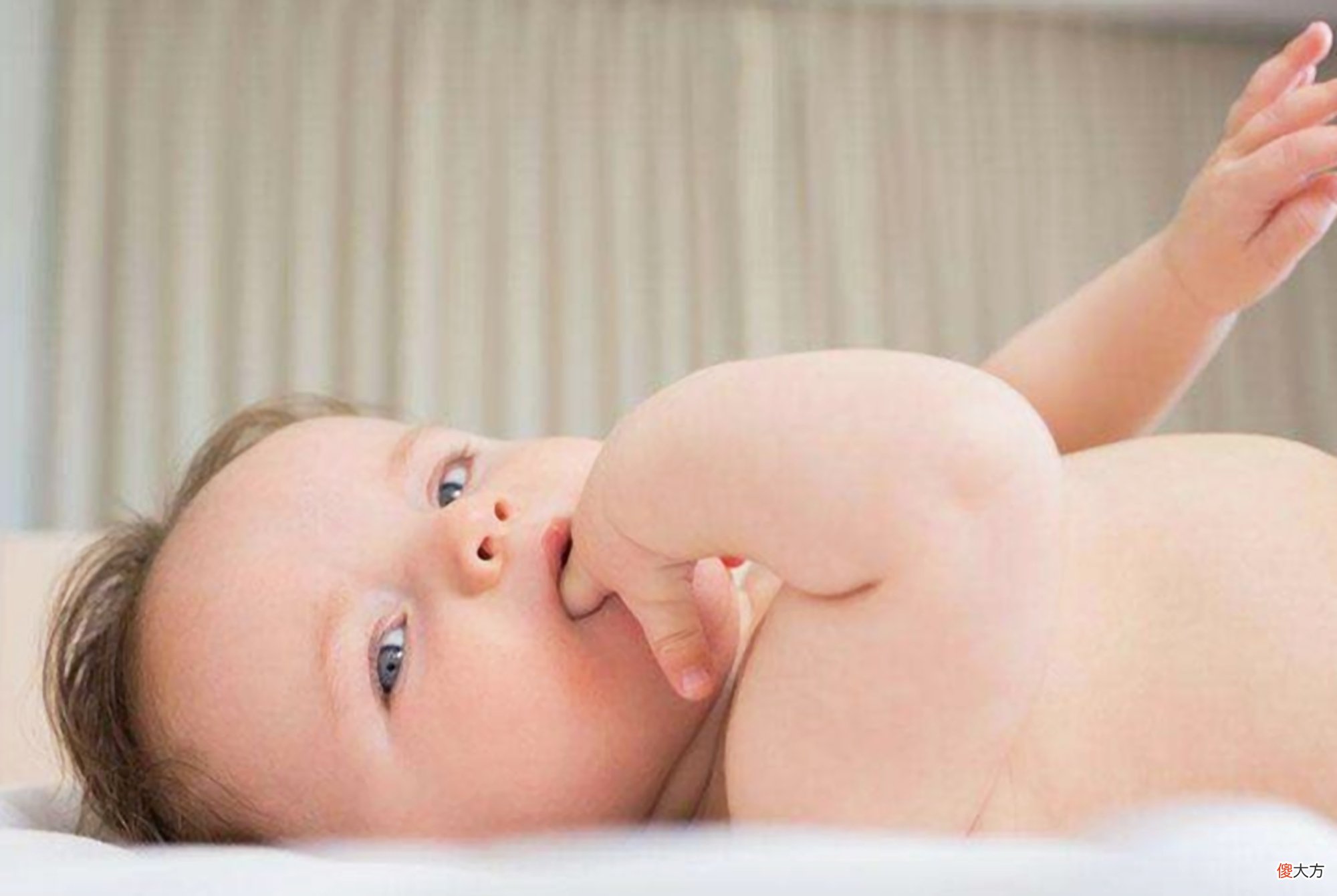 宝妈被孩子“挠脸、吃手、揪头发”整到崩溃，别急，他在传递信号