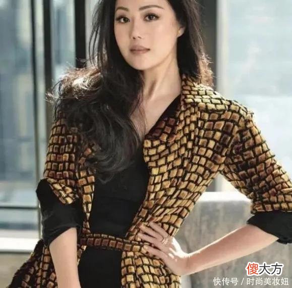 【时尚一点】章小蕙不愧是“名媛”，黑色吊带连衣裙风韵犹存，58岁气质太出众