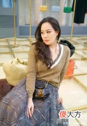 【时尚一点】章小蕙不愧是“名媛”，黑色吊带连衣裙风韵犹存，58岁气质太出众