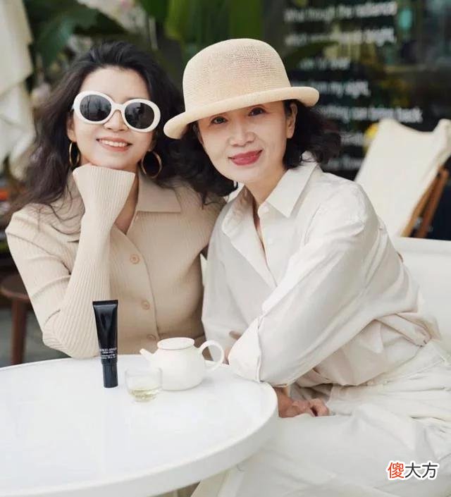 【时尚一点】三木妈妈的初秋穿搭太美了，时尚减龄，这才是50岁的穿衣典范