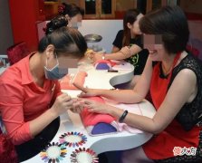 宝妈带娃花27元吃海底捞：你以为的节俭与精明，其实正在毁掉孩子