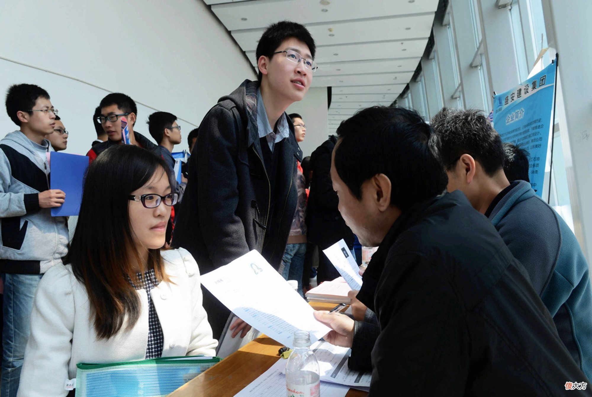 大学生放假回家有多难？靠做家务度日不算啥，有的却在挨骂中求生