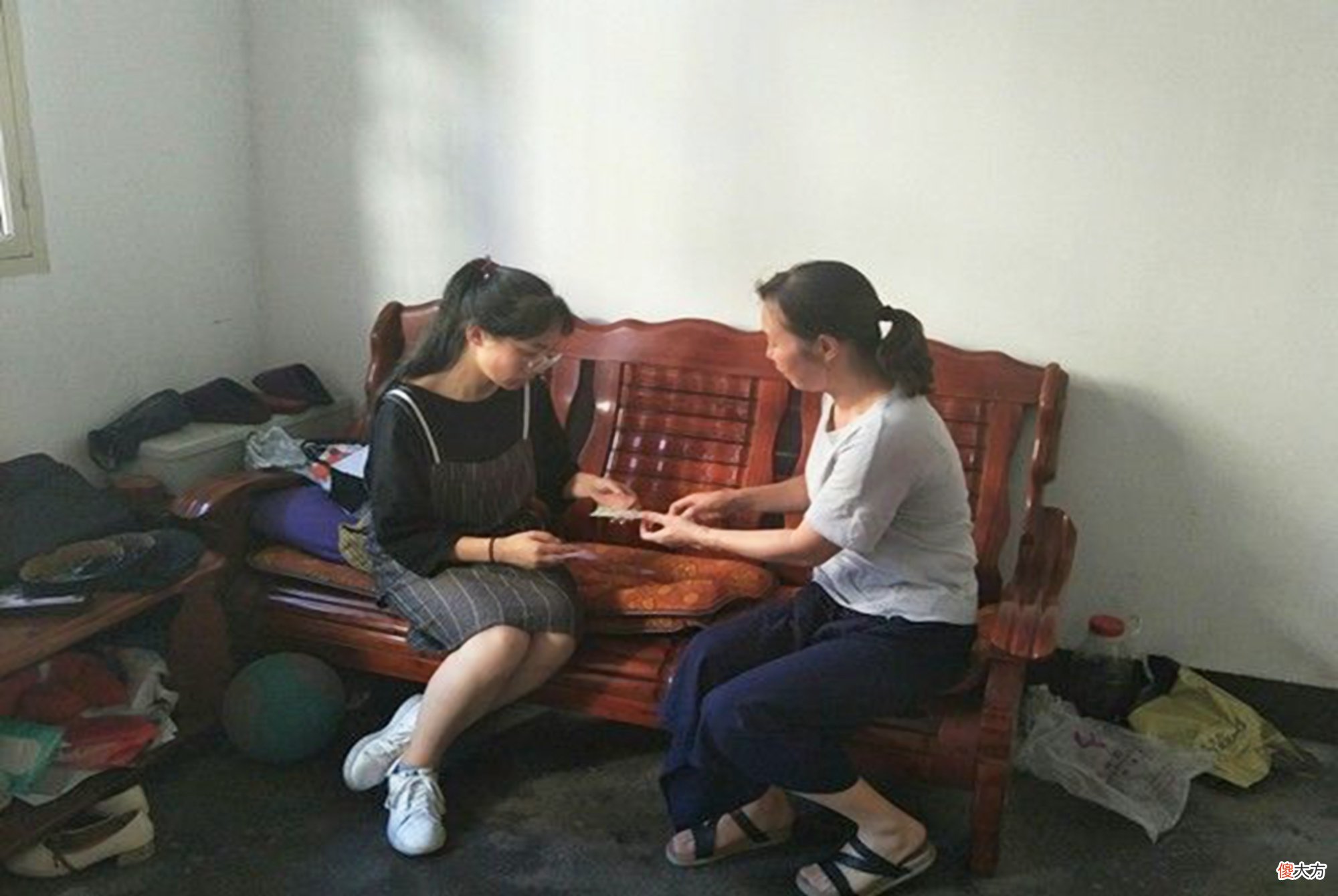 大学生放假回家有多难？靠做家务度日不算啥，有的却在挨骂中求生