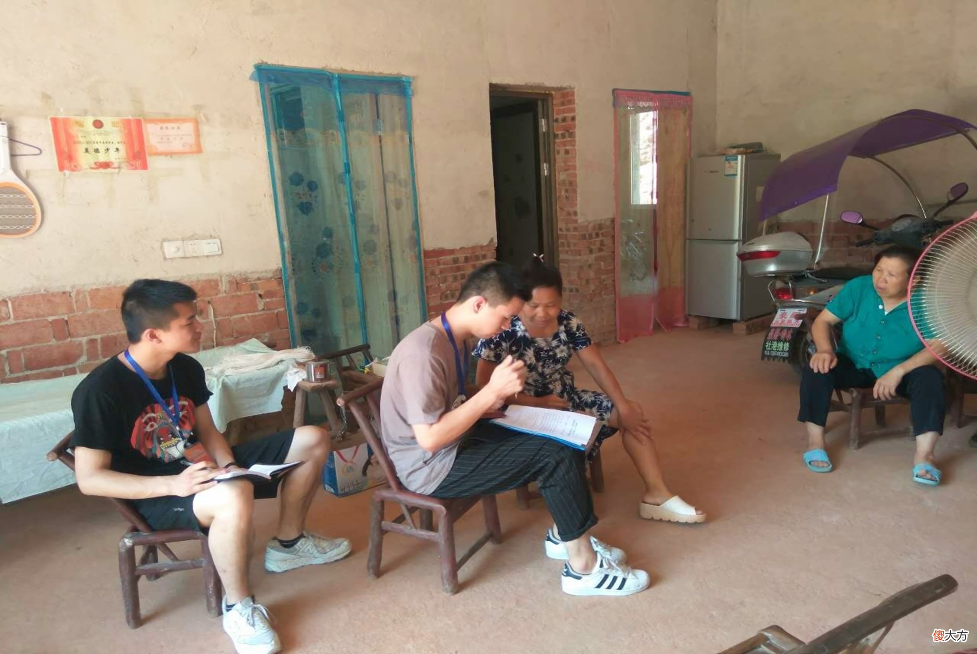 大学生放假回家有多难？靠做家务度日不算啥，有的却在挨骂中求生