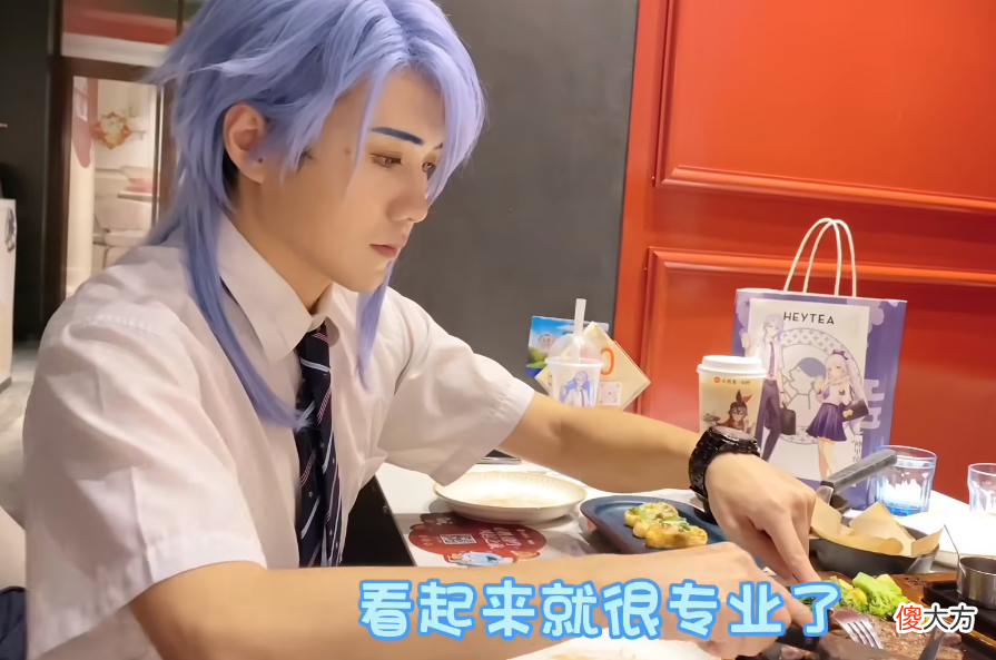 【游戏世界】原神×喜茶太上头，玩家COS绫人到店买奶茶，引发迷妹集体围观