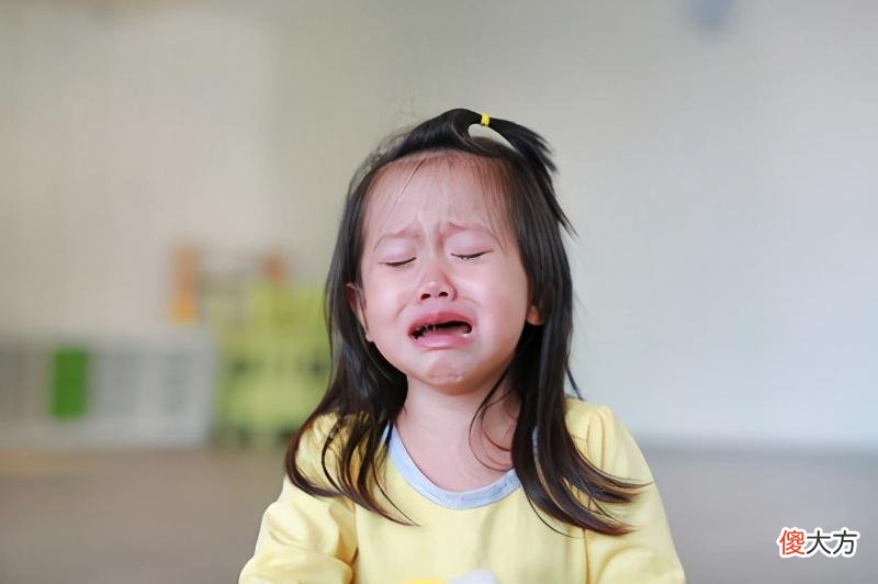 孩子哭闹不听话，别再用这2种错误方式，教你一招管好孩子