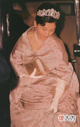 【历史故事】日本最美平民皇后:被婆婆折磨41年,暴瘦20斤,不想和丈夫合葬