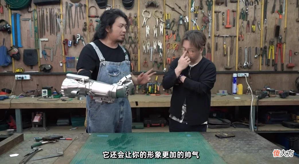 【就爱时尚】手工耿自制洗剪吹机械手臂：气势不输灭霸