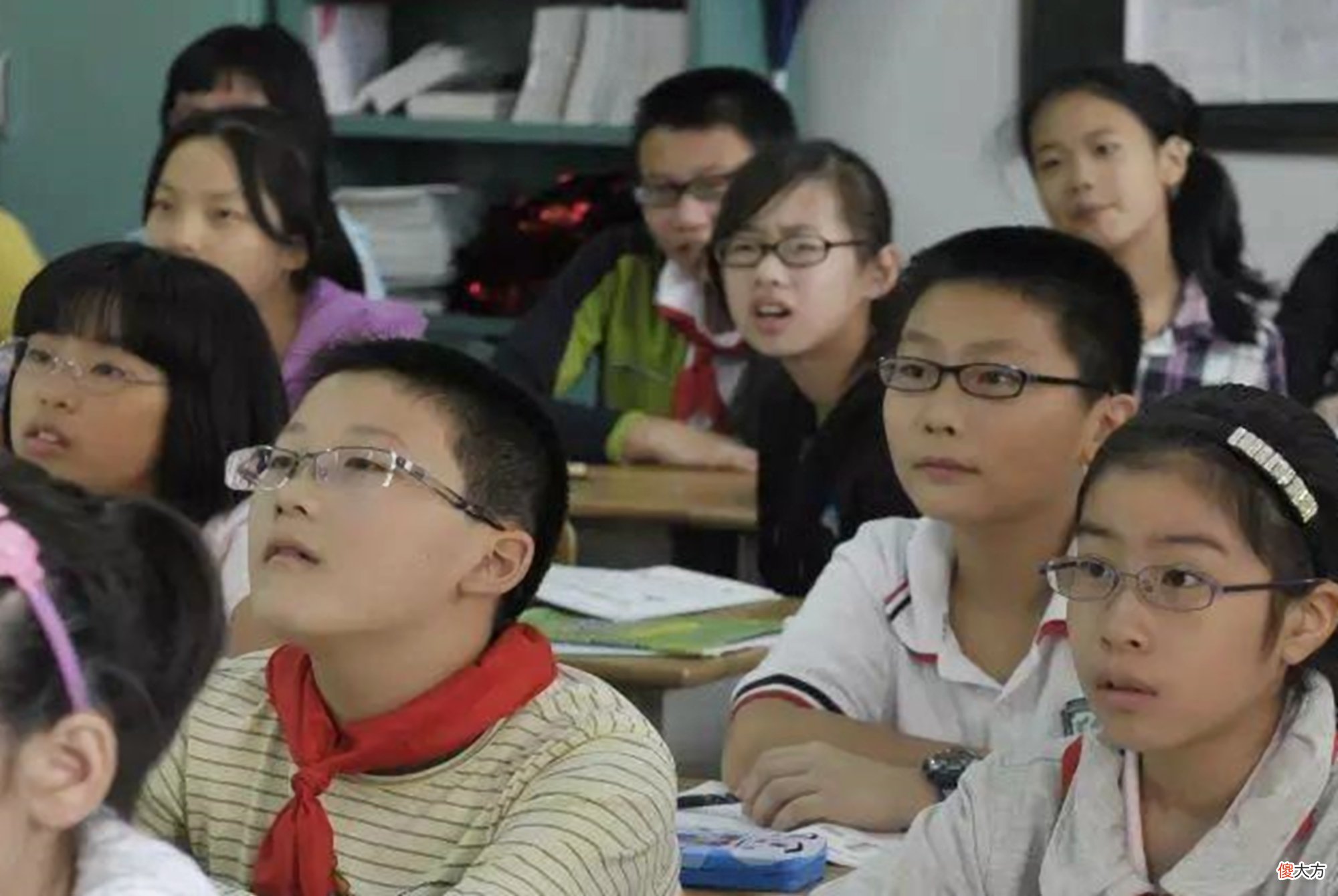 为啥孩子上课注意力不集中？先从自身找原因，父母多半有这个行为