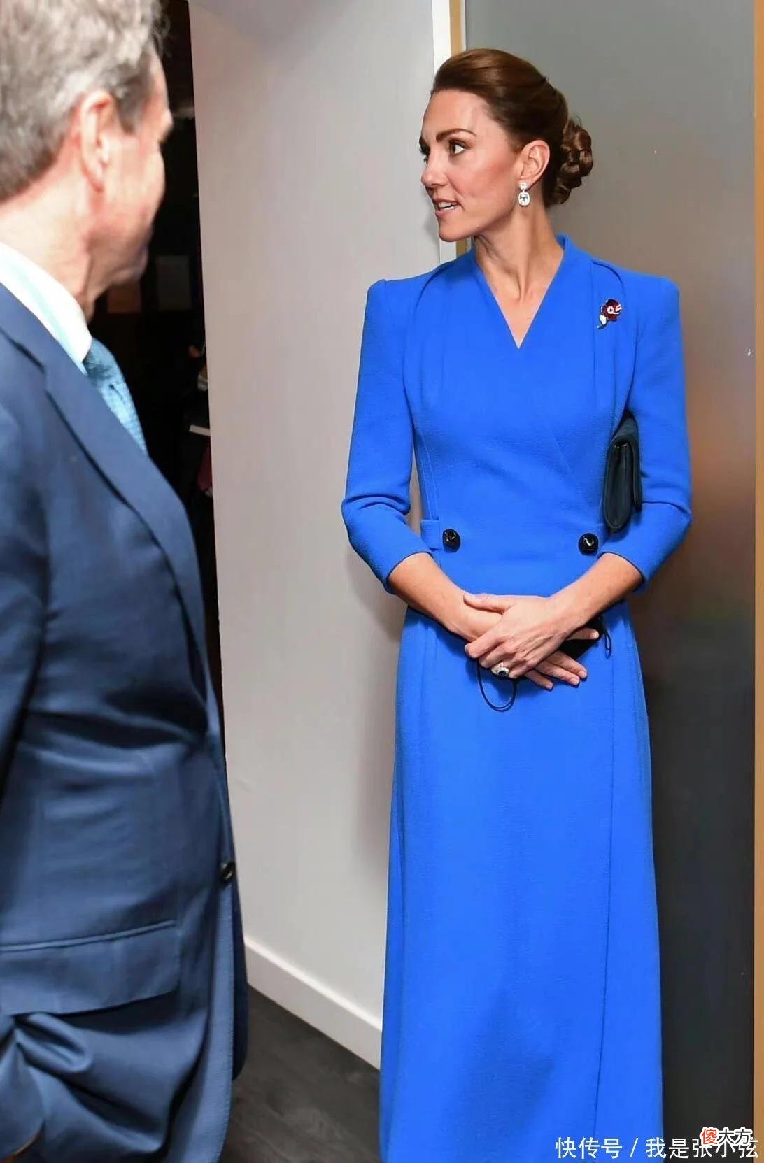 【时尚一点】真正贵气的中年女人，入秋后就穿上了“皇家蓝”，减龄显白又高级