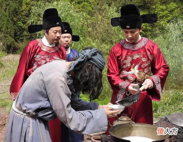 【爱历史】马皇后坐轿出行，不料一阵风将马皇后的裙子掀起，马皇后顿觉尴尬，她的大脚被百姓看见·