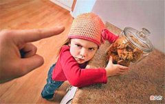 孩子在家“窝里横”，出门就变怂，很可能是家长一手造成的