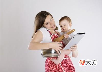 房地产公司的婆家，让小两口每天各请半天假带娃，到底应该带娃？