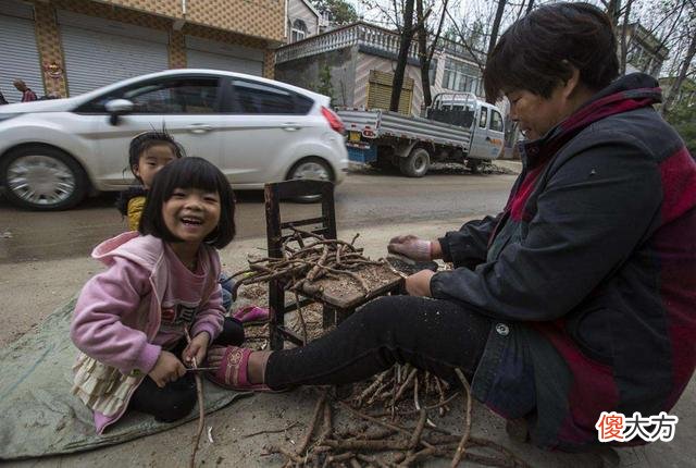 “别人家爷爷”走红，为避免孙女吹风感冒，给自行车装上全景天窗