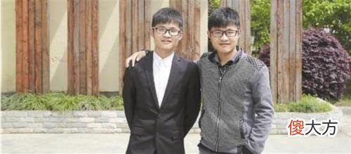 双胞胎兄弟,一个国外读小学,一个国内读,初中相聚2人差距明显