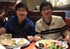 双胞胎兄弟，一个国外读小学，一个国内读，初中相聚2人差距明显