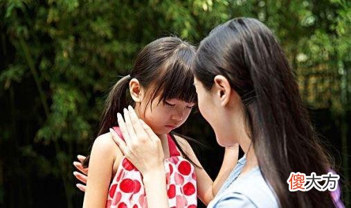 双胞胎兄弟,一个国外读小学,一个国内读,初中相聚2人差距明显
