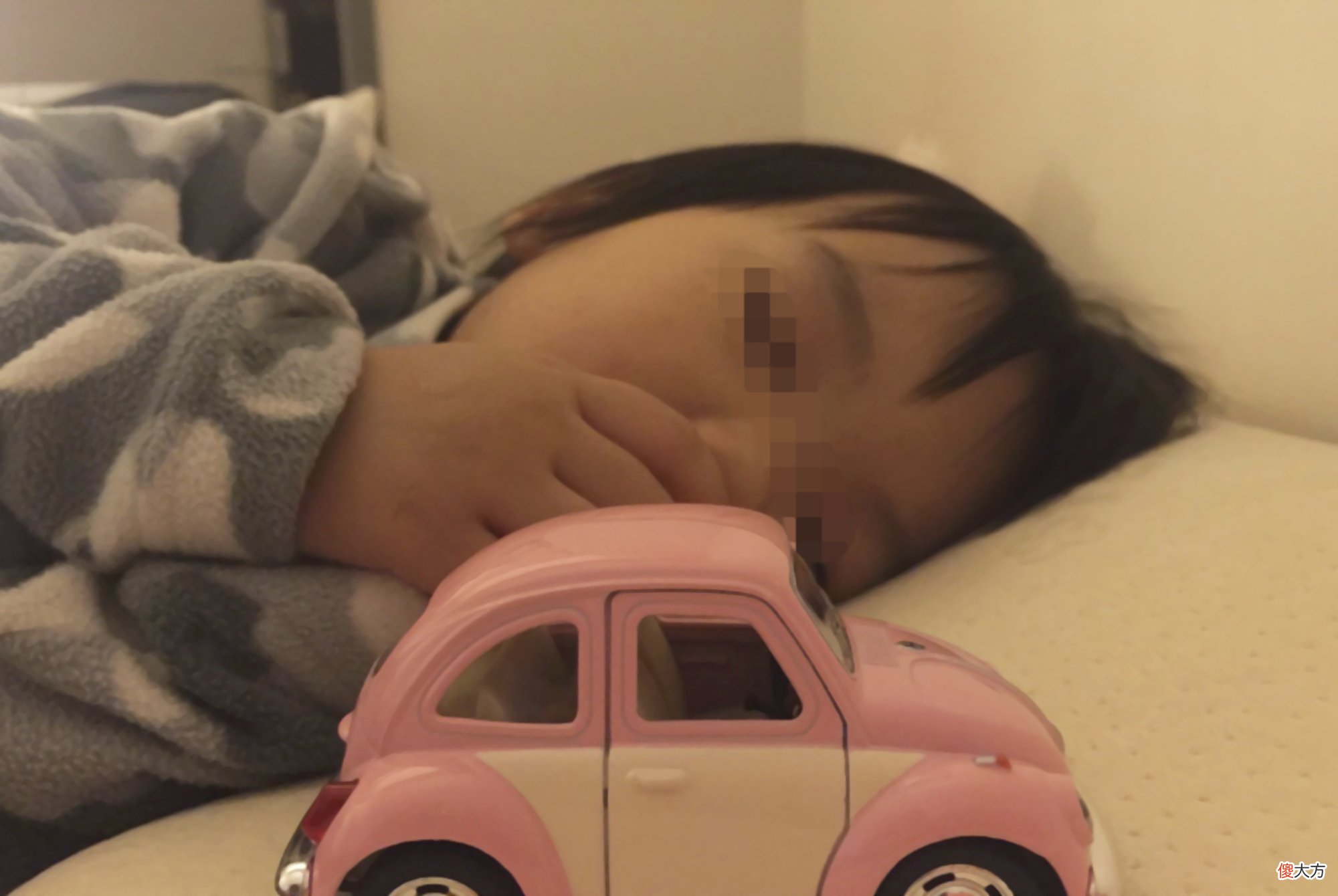从小啃指甲的孩子长大后咋样了？别不当回事，两种危害在等着