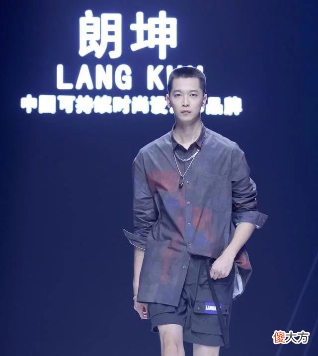 【就爱时尚】(文化)“朗坤·黄刚”时装发布会在京举行