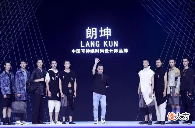 【就爱时尚】(文化)“朗坤·黄刚”时装发布会在京举行