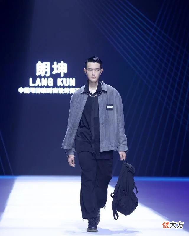 【就爱时尚】(文化)“朗坤·黄刚”时装发布会在京举行