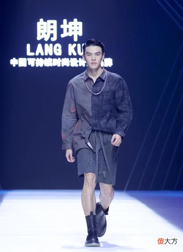 【就爱时尚】(文化)“朗坤·黄刚”时装发布会在京举行