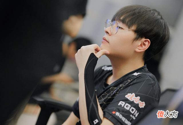 【游戏世界】LOL：RNG上演经典卸磨杀驴，前有Uzi后有呼吸哥，被开除队籍了
