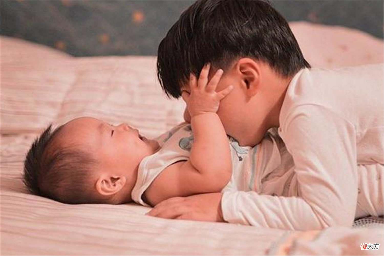 生二胎“三年抱俩”不靠谱，年龄相差这个数，对夫妻和孩子都好