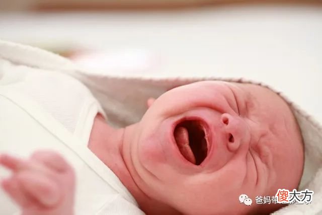 新生儿第一口吃母乳还是喝水？关乎宝宝发育