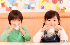 天天喝牛奶和从不喝牛奶的孩子，长大后差距明显，尤其在这3方面