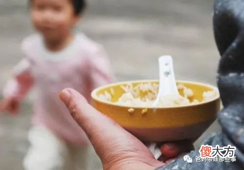 家长追着喂饭，孩子永远“长不大”，让自主吃饭的“黄金法则”别错过