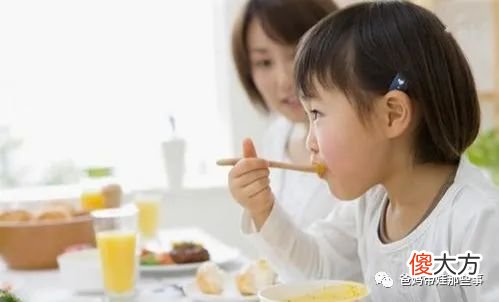 家长追着喂饭，孩子永远“长不大”，让自主吃饭的“黄金法则”别错过