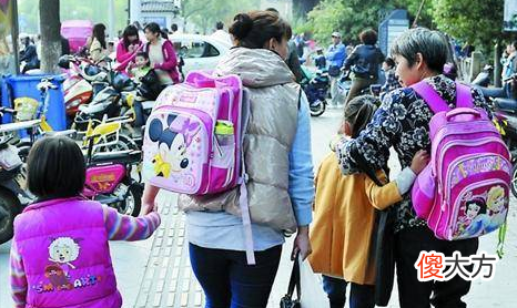 “睡衣妈妈”成学校门口风景线，方便了自己，伤害了孩子自尊心