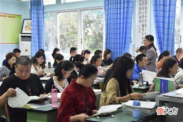 “睡衣妈妈”成学校门口风景线，方便了自己，伤害了孩子自尊心