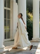 【时尚一点】今年流行一种简约搭配，叫“上身白、下身黑”！优雅气质又高级