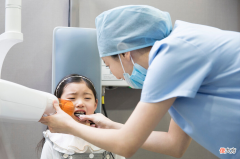 宝宝何时长牙、刷牙和换牙？想拥有一口好牙，5个关键时间节点家长别错过