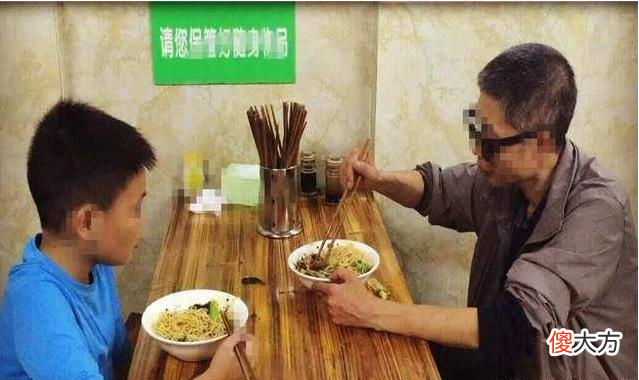这碗“毒”面条别再给娃吃了，看似是宠爱，实际上容易毁了孩子