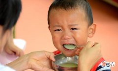 全家追着孩子喂饭是害不是爱，锻炼自主进食，孩子秒变“小吃货”