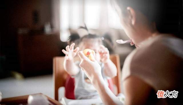 全家追着孩子喂饭是害不是爱,锻炼自主进食,孩子秒变“小吃货”